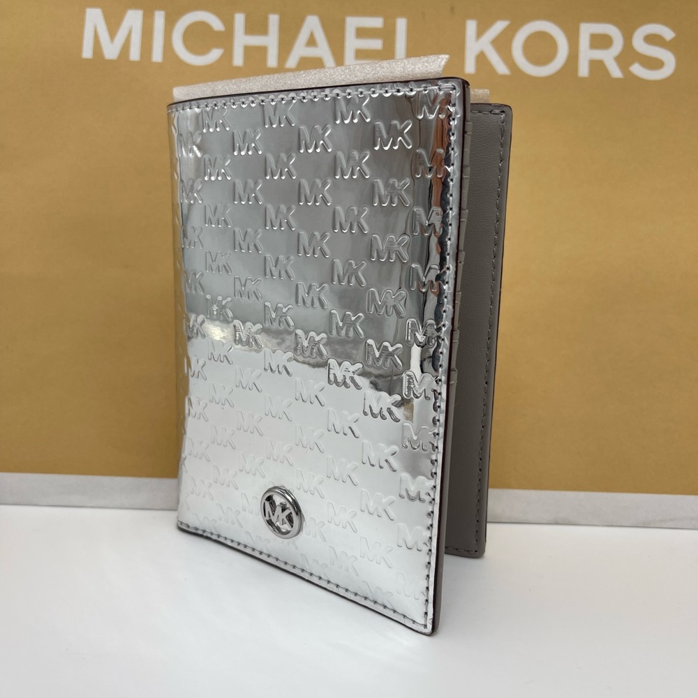 Michael Kors Jet Set Travel Md Sign Patent Logo Debossed  Passport Case
Silver - Picture 10 of 16